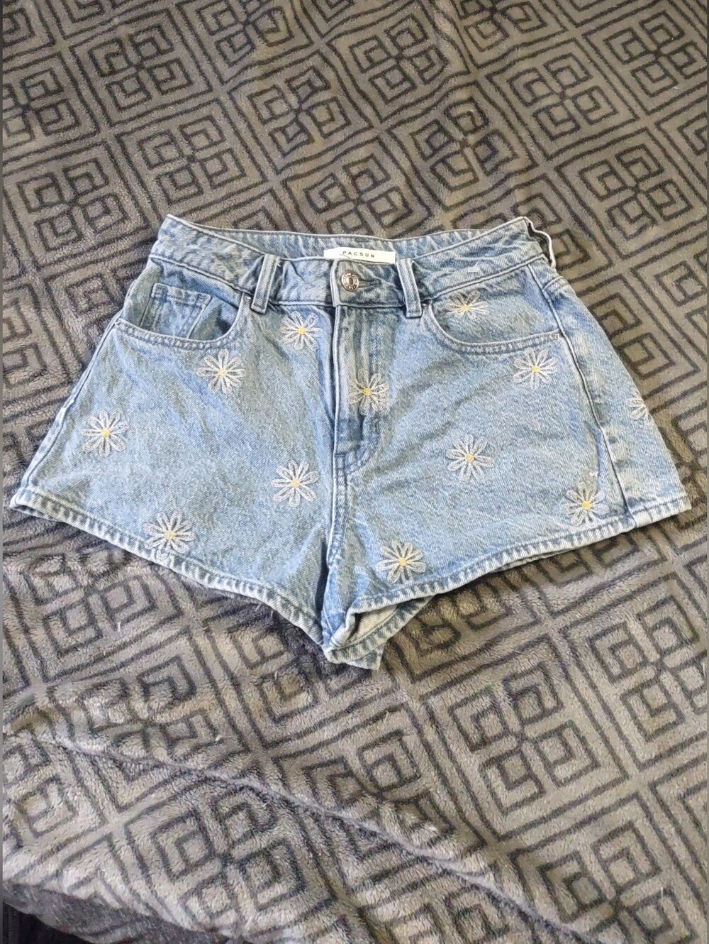 PacSun Daisy Embroidered High-Rise Denim Shorts - Size 25